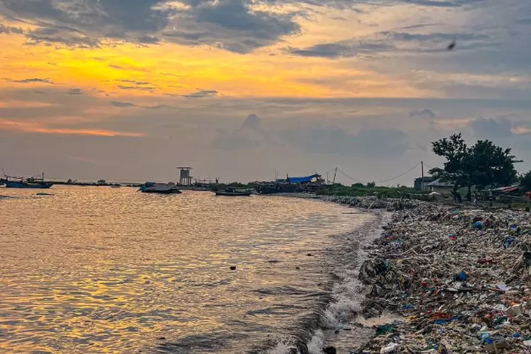 Sempat Dibersihkan Pandawara Group dan Warga Sekitar, Pantai di Banten Ini Kembali Dipenuhi Sampah